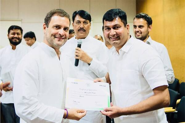 કોંગ્રેસ પ્રમુખ રાહુલ ગાંધીએ કોંગ્રેસના કાર્યકર માનસિંહ ડોડિયાનું સન્માન કર્યું હતું.