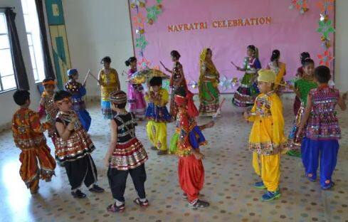 સરકાર દ્વારા બાળકો નવરાત્રિમાં સારી રીતે ગરબા માણી શકે અને પોતાની પરંપરા જાણે તે માટે લેવાયો છે. નવરાત્રિ દરમિયાન સ્કૂલોમાં વિદ્યાર્થીની સંખ્યા પણ ઓછી જોવા મળતી હતી. તેથી બાળકોને ગરબામાં સ્કૂલોના સમયમાંથી સ્વતંત્રતા મળી રહી છે.