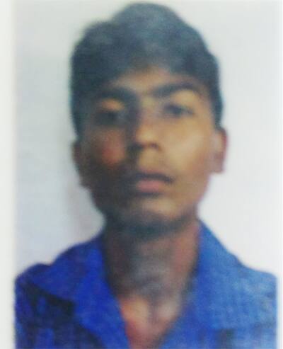 21 વર્ષીય યુવતી તરુણા પરમાર દેત્રોજના કોઇત્યા ગામની રહેવાસી છે, જ્યારે 22 વર્ષીય વિશાલ પરમાર સાણંદ છારોળી ગામનો રહેવાસી છે. ત્રણ દિવસ પહેલાં સાણંદમાં ભાડાનાં મકાનમા આ બંને યુગલો રહેવા માટે આવ્યાં હતાં. તરુણાએ ભાગીને લગ્ન કરી લેતા સમાજમાં બદનામી થતા પરિવારે ઘર છોડી વિરમગામ જવા રહેવા જવું પડ્યું હતું.