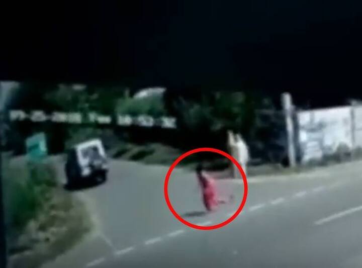 આ દરમિયાન મહિલા ઘાયલ થઈ હોવાનું જાણવા મળી રહ્યું છે. તેને અમૃતસરની એક હોસ્પિટલમાં દાખલ કરાવવામાં આવી છે. સૂત્રોના જણાવ્યા મુજબ મહિલાને પંજાબ પોલીસની ક્રાઇમ બ્રાંચના અધિકારીઓ દ્વારા જબરદસ્તીથી જીપની છત પર બેસાડવામાં આવી હતી.