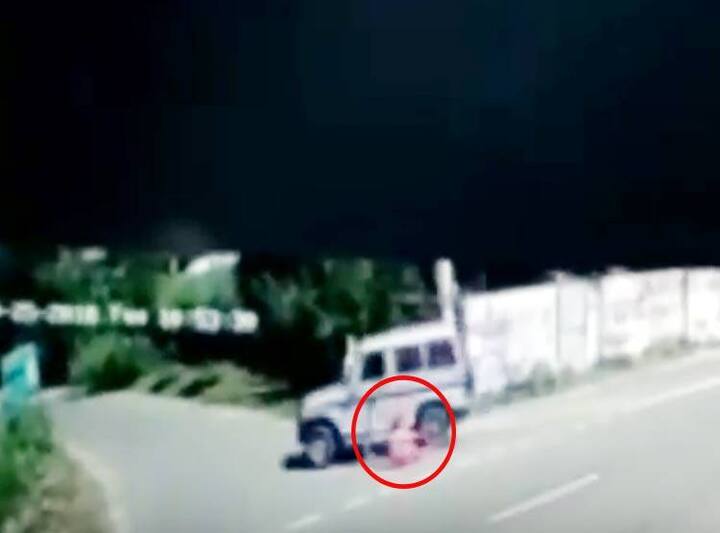 મહિલાને પંજાબ પોલીસ કર્મચારીઓ દ્વારા દંડ તરીકે જીપની છત પર બેસાડવામાં આવી હતી. તેણે તેના પતિને લઈ જવાનો વિરોધ વ્યક્ત કર્યો હતો. પોલીસ સંપત્તિ વિવાદ મામલે તેના સસરે પૂછપરછ માટે અમૃતસર જિલ્લાના ચવિંડા દેવી વિસ્તારમાં તેના ઘરે લઇ ગઇ હતી.