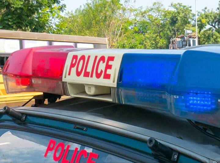 ગામના એક સીસીટીવી ફૂટેજમાં સ્પષ્ટ જોઈ શકાય છે કે મહિલા જીપ પર બેઠી હતી ત્યારે વાહન ઝડપથી વળાંક લે છે અને મહિલા પડી જાય છે. પોલીસે મહિલાના આરોપોનો ઈન્કાર કરી કહ્યું કે, તેણે પોલીસ ટુકડી પર હુમલો કર્યો હતો. 