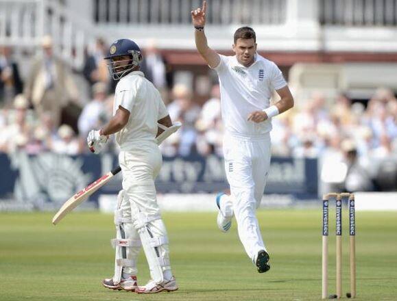 નવી દિલ્હીઃ ટીમ ઈન્ડિયાના ઓપનરો એશિયા કપમાં શાનદાર પ્રદર્શન કરી રહ્યા છે. રોહિત શર્મા અને શિખર ધવનની જોડી ધમાલ મચાવી રહી છે. રોહિત શર્માની ટેસ્ટ ટીમમાં પસંદગી થતી નથી જ્યારે શિખર ધવન ઈંગ્લેન્ડ પ્રવાસમાં ખાસ કમાલ દર્શાવી શક્યો નહોતો. આ કારણે પસંદગીકારો તેને વેસ્ટ ઈન્ડિઝ સામેની ટેસ્ટ શ્રેણીમાંથી બહાર કરી શકે છે.