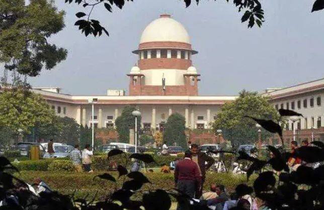 સુપ્રીમ કોર્ટને અત્યારે 1994માં ઇસ્માઇલ ફારુકની અરજી આવેલા એક પોઇન્ટ ઉપર જ નિર્ણય આપવાનો છે. કોર્ટ આ પહેલા 20 જુલાઇએ આ મામલામાં પોતાનો નિર્ણય સુરક્ષિત રાખ્યો હતો કે બંધારણીય ખંડપીઠે 1994ના નિર્ણય ઉપર ફરી વિચાર કરવાની જરૂર છે કે નહીં. કોર્ટે કહ્યું હતું કે, પહેલા એ નક્કી થશે કે બંધારણીય બેંચના 1994ના તેમના નિર્ણય ઉપર ફરીથી વિચાર કરવાની જરૂર છે કે નહીં. મસ્જીદમાં નમાઝ પઢવી ઇસ્લામનું અભિન્ન અંગ છે કે નહીં. ત્યારબાદ જ વિવાદિત જમીનના માલિકી હક અંગે વિચાર થશે.