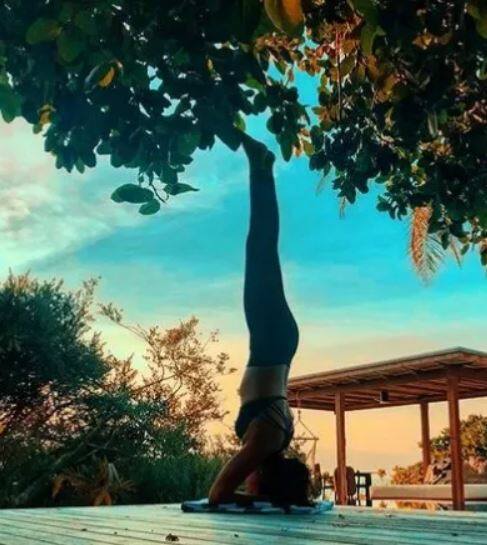 આ તસવીરમાં સોનાક્ષી સિન્હા બિકિનીમાં શીર્ષાસન કરતી જોવા મળે છે. જ્યારે અન્ય કેટલીક તસવીરોમાં સોનાક્ષી સિન્હા બીચ પર મસ્તી કરતી જોવા મળે છે.