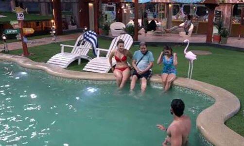 બિગબોસ 12માં જસલીન મથારૂ સ્ટ્રોન્ગ સ્પર્ધક બનીને ઉભરી રહી છે. શોમાં તે પોતાના લૂક્સ પર ખાસ ધ્યાન આપતી જોવા મળે છે. બિગ બોસ શરૂ થયા બાદ અનૂપ જલોટા અને જસલીનના સંબંધોનો ખુલાસો થતા બંને ચર્ચાનો વિષય બન્યા છે. 