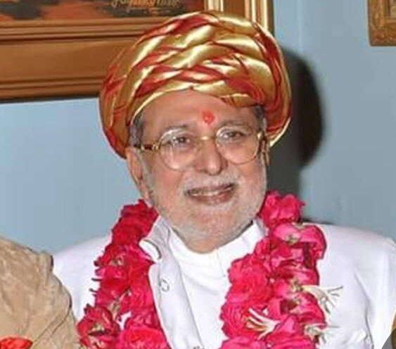  રાજકોટ: રાજકોટના રાજવી અને રાજ્યના પૂર્વ આરોગ્ય અને નાણાંપ્રધાન મનોહરસિંહજી જાડેજાનું લાંબી બીમારી બાદ 83 વર્ષની ઉંમરે નિધન થયું છે. રાજવી મનોહરસિંહજીને દાદાના હુલામણા નામથી જાણીતા હતા. ગુજરાત કોંગ્રેસમાં 1980-90ના સમયમાં દાદાનો ખૂબજ દબદબો હતો. રાજકોટના રાજવી મનોહરસિંહજીના દેશના અનેક દિગગજ નેતાઓ સાથે પણ સારા સંબંધો હતા.