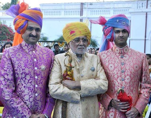 રાજકોટના રાજવી એવા મનોહરસિંહજી જાડેજાના નિધનના કારણે રાજકોટવાસીઓમાં પણ દુઃખની લાગણી જોવા મળી હતી. મનોહરસિંહ જાડેજા ક્રિકેટના પણ ખૂબ જ શોખીન હતા. રાજકોટની રાજકુમાર કોલેજ સહિત અનેક સામાજિક અને શૈક્ષણિક સંસ્થાઓ સાથે જોડાયેલા હતા. દેશના ટોચના રાજવી પરિવાર સાથે તેમનો પરીવારીક સબંધો છે.