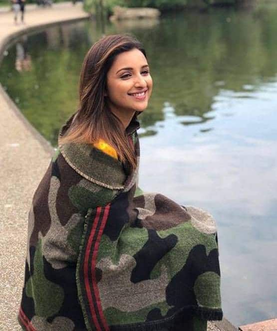 વળી, એક યૂઝરે તો પરિણીતિની તસવીર પર કટાક્ષ પણ કર્યો, તેને લખ્યુ આ ઇન્ડસ્ટ્રીમાં તે પોતાની બહેનના કારણે ચાલે છે. પોતાનામાં દમ નથી. 