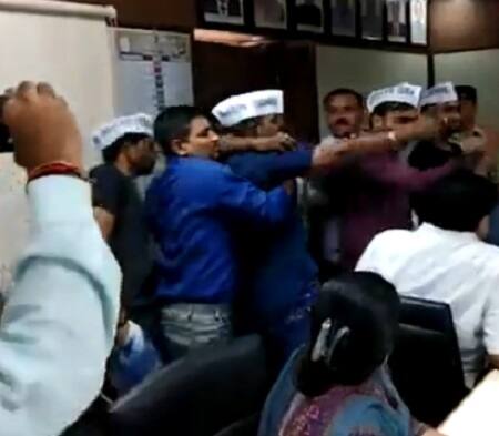 આ કાર્યકરે શાહી ફેંકતા જ મામલો વધુ બીચક્યો હતો. કુલપતિ પર આ શાહી ફરજ પરથી છૂટા કરવામાં આવેલા કર્મચારીએ જ ફેંકી હતી. ત્યાર બાદ પાટણ પોલીસે શાહી ફેંકનારા વ્યક્તિની અટકાયત પણ કરી લીધી હતી.