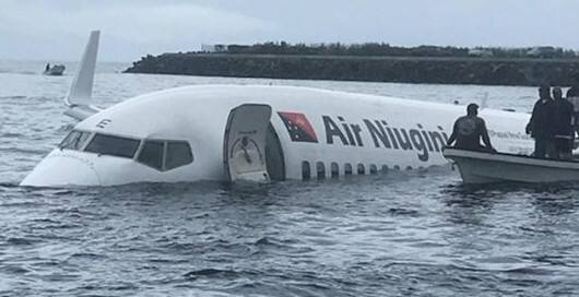 પોલીસ અધિકારીઓ અનુસાર, વિમાન સવારે લગભગ 9.30 વાગે લેન્ડ કરવાનું હતું, જ્યારે તે લેન્ડ કરી રહ્યું હતુ ત્યારે રનવે પર રોકાયુ જ નહીં અને આગળને આગળ દોડવા લાગ્યુ. વિમાન સીધુ સમુદ્રમાં જઇને જ અટક્યુ. આ દરમિયાન બધા યાત્રીઓ તેમાં બેઠેલા હતા.