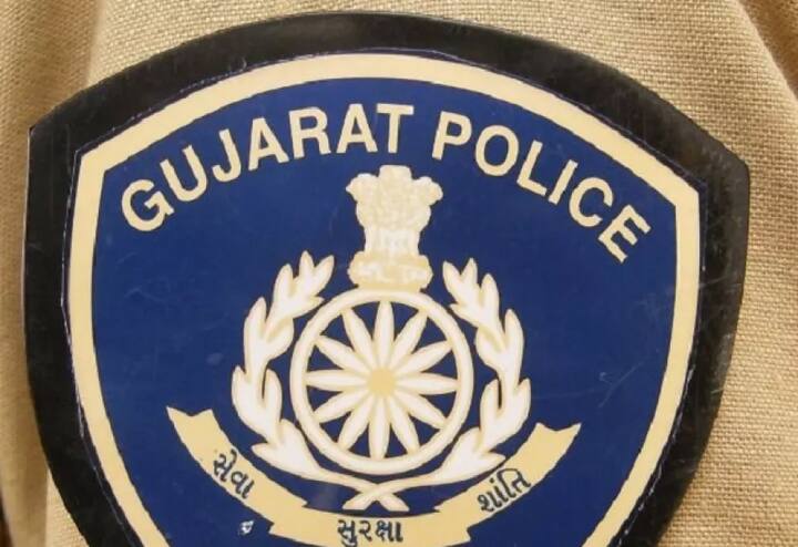 ભોગ બનનાર યુવતીના અગાઉ લગ્ન થયેલા છે અને સંતાનમાં એક બાળકી પણ છે. જોકે છુટાછેડા થતા પિતાને ઘરે ડભોલી રહે છે. એટલું જ નહીં, બંને એક જ જ્ઞાતિના હોવાનું પણ જાણવા મળ્યું છે. ચોકબજાર પોલીસે પીડિતાની ફરિયાદ લઈ સુરત પોલીસ હેડકવાર્ટરના આર્મ્સ યુનિટના પીએસઆઈ ભાવેશ સોસા સામે બળાત્કારનો ગુનો નોંધ્યો છે. હાલમાં પીએસઆઈ ફરાર છે. જેને શોધવા માટે પોલીસે તજવીજ શરૂ કરી છે.