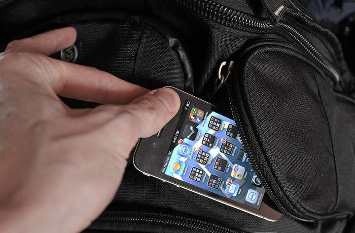 અમદાવાદઃ શહેરના આનંદનગર વિસ્તારમાં ડૉક્ટર તરીકે પ્રેક્ટિસ કરતી 29 વર્ષીય યુવતીએ તેના જ પેશન્ટ સામે લૂંટની ફરિયાદ નોંધાવી છે. યુવતીનો આરોપ છે પેશન્ટ તેના ક્લિનીકમાં સારવાર માટે આવ્યો અને ગનપૉઇન્ટના ઇશારે તેની પાસેથી 10 હજારની કિંમતનો મોબાઇલ લૂંટી ગયો હતો. 