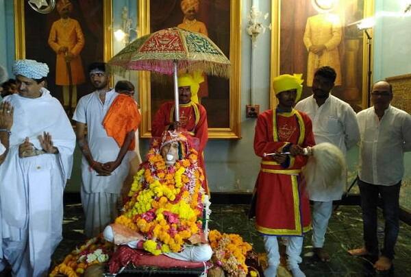 નવાગઢ, કાઠિયાવાડ અને બાદમાં સૌરાષ્ટ્ર તરીકે ક્રિકેટમાં ઉતરતી ટીમમાં અનેક રાજાઓએ ઉમદા પ્રદર્શન કર્યું છે. આવા જ એક રાજ પરિવારના ક્રિકેટર હતા રાજકોટના ઠાકોર સાહેબ મનોહરસિંહજી જાડેજા. દાદાના ઉપનામથી ઓળખાતા મનોહરસિંહજીએ સૌરાષ્ટ્રની ટીમ વતી 1955થી 1964 સુધીમાં 14 ફર્સ્ટ કલાસ મેચ રમ્યાં છે.