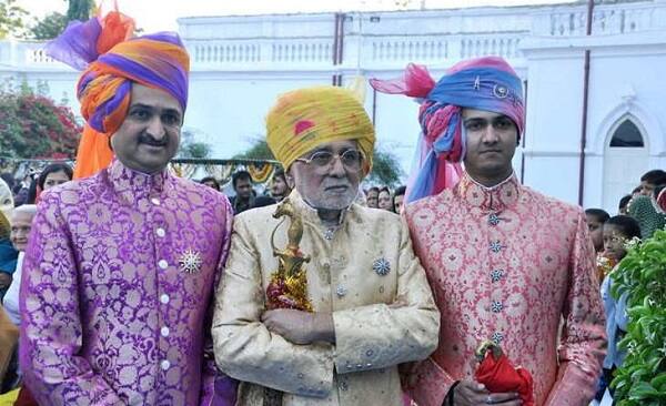 14 ફર્સ્ટ કલાસ મેચમાં દાદાએ એક શતક અને 4 અર્ધ શતકની મદદથી કુલ 614 રન કર્યા હતા. બોલિંગમાં પણ તેમણે પાંચ વિકેટ મેળવી છે.