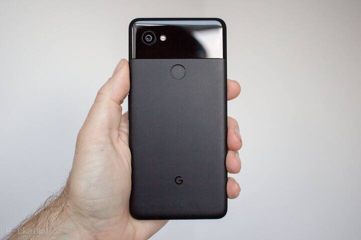 ગૂગલનો Google Pixel 2 XL સ્માર્ટફોન 73,000 રૂપિયામાં વેચાઇ રહ્યો હતો, જેમાં હવે 27 હજારનો ઘટાડો કરાતા, આ ફોન હવે ભારતીય માર્કેટમાં 45,499 રૂપિયાની કિંમત સાથે અવેલેબેલ છે. આ 64GB વાળા વેરિએન્ટ માટે છે. આ ફોનને ગૂગલે ગયા નવેમ્બરમાં લૉન્ચટ કર્ય આને ગયા વર્ષે નવેમ્બરમાં 73,000 રૂપિયાની કિંમત સાથે લૉન્ચ કરવામાં આવ્યો હતો. એટલે આમાં હવે કુલ 27,501 રૂપિયાની છૂટ મળી રહી છે. 