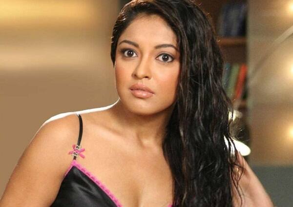 બોલીવુડ એક્ટ્રેસ તનુશ્રી દત્તાએ નાના પાટેકર પર લગાવેલા ગંભીર આરોપથી ફિલ્મ જગતમાં હંગામો મચી ગયો છે. ત્યારે આખરે આ મામલે નાના પાટેકરે મૌન તોડ્યું છે. તેમણે કહ્યું કે હવે આ મામલો કોર્ટમાં જશે અને તેઓ તેના વિરુદ્ધ કાયદાકીય કાર્યવાહી કરશે. નાના પાટેકરે તનુશ્રીના આરોપને પાયા વિહોણા ગણાવતા આ મામલો કોર્ટમાં લઈ જવા કહ્યું છે.