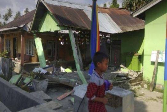 નવી દિલ્હી: ઈન્ડોનેશિયામાં 7.5 તીવ્રતાના ભૂકંપ બાદ સુનામી આવી ગઈ છે. પાલૂ શહેરના દરિયા કાંઠે 6 ફૂટ ઉંચા મોજા ઉછળી રહ્યા છે. પાલુમાં સુનામીની સૌથી વધારે અસર જોવા મળી. અહીં તટ વિસ્તારોમાં સ્થિત ઇમારતોને નુકસાન પહોંચ્યું છે. ભૂકંપનું કેન્દ્ર દોંગાલાથી 56 કિમીના અંતરે જમીનથી 10 કિમી નીચે હતું. પાલુ ભૂકંપ કેન્દ્રથી અંદાજિત 80 કિલોમીટર દૂર છે. અહીં 3.5 લાખની વસતી છે. ઇન્ડોનેશિયા મીડિયામાં એક વીડિયો વાઇરલ થઇ રહ્યો છે. તેમાં સમુદ્રના મોજાને ઝડપથી પાલુમાં ફરી વળતા જોઇ શકાય છે. 