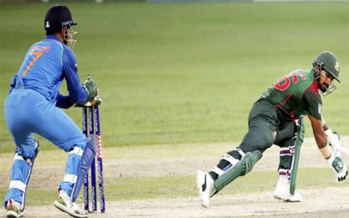 શુક્રવારે ધોનીએ દુબઇ ઇન્ટરનેશનલ ક્રિકેટ સ્ટેડિયમમાં બાંગ્લાદેશી કપ્તાન મુશરફે મુર્તઝા(7 રન)ને સ્ટંપ કરી 800મો શિકાર પૂરા કર્યો. આ પહેલા તેમણે લિટન દાસ (121 રન)ને સ્ટંપ કરીને આઉટ કર્યા. બન્ને વખતે તેણે કુલદીપ યાદવની ફિરકી પર સ્ટંપિંગ કર્યા હતા.