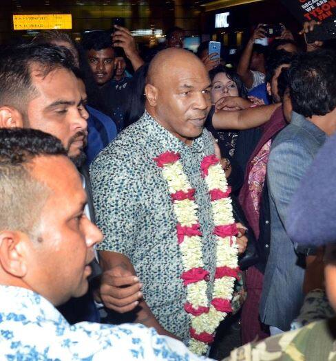 ગુરૂવારે મોડી રાત્રીના મુંબઈ ઇન્ટરનેશલ એરપોર્ટ પર બોક્સર માઈક ટાયસન જયારે ઉતાર્યો ત્યારે ફેન દ્વારા સેલ્ફી લેવા માટે તેને ઘેરી લેવામાં આવ્યો હતો. આ દરમિયાન સલમાનના બોડીગાર્ડ શેરાએ ફેન વચ્ચેથી સલમાનને સુરક્ષીત બહાર કાઢ્યો હતો.