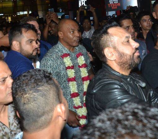 માઈક ટાયસન સાથે ફેન વચ્ચેથી સુરક્ષિત લઈ જતો શેરા જોવા મળી રહ્યો છે. માઈક ટાયસન એરપોર્ટ પર પોહચતા લોકો સેલ્ફી માટે પડાપડી કરી હતી. 