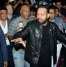 બોક્સર માઈક ટાયસન મુંબઈ એરપોર્ટ પર ભીડમાં ફસાયો, સલમાનના બોડીગાર્ડ શેરાએ બચાવ્યો, જુઓ તસવીરો