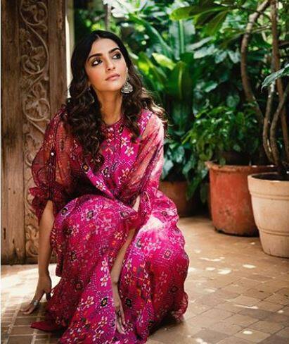 સોનમ કપૂરના માસી કવિતા સિંહના શાનદાર બંગલામાં ચોરી થઈ છે, આ બંગલાની કિંમત 75 કરોડની આસપાસ છે. મુંબઈના બાંદ્રા બેન્ડસ્ટેન્ડ સ્થિત આ બંગલામાં 20 સપ્ટેમ્બરના રાત્રે ચોરી થઈ હતી. બંગલામાંથી રોકડ, લાખો રૂપિયાનો સામાન, મોબાઈલ ફોનની ચોરી થઈ છે. પરિવારના લોકોએ બાંદ્રા પોલીસ સ્ટેશનમાં ફરિયાદ નોંધાવી છે.