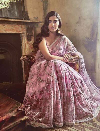 છે. પોલીસે સીસીટીવીની મદદથી ચોરની તસવીર પણ જાહેર કરી છે ત્યારે હવે એ જોવાનું રહેશે કે ચોર ક્યારે પકડાય છે. સોનમ કપૂરની માસીનો આ બંગલો શાહરૂખ ખાનના બંગલો મન્નતની નજીક આવેલો છે. 