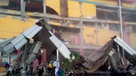 સુનામી અગાઉ સુલાવેસીના ડોંગાગાલામાં એક કલાકની અંદર બે ભૂકંપના આંચકાઓ અનુભવાયા હતા. પહેલા ભૂકંપના આછંકાની તીવ્રતા 7.5 રિકટર સ્કેલ નોંધવામાં આવી હતી. જ્યારે બીજા ભૂકંપની તીવ્રતા 6.1 હતી.