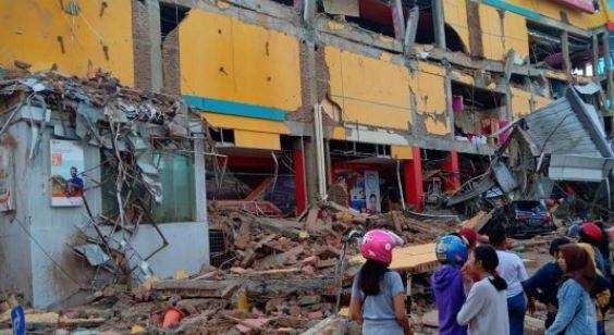 ઇન્ડોનેશિયાની ડીઝાસ્ટર એજન્સીએ જણાવ્યું છે કે ઇન્ડોનેશિયાના એક શહેરમાં આવેલા ભૂકંપ અને સુનામીના કારણે ઓછામાં ઓછા 400 લોકોના મોત થયા છે. એજન્સીએ ભૂકંપ-સુનામીની આ ઘટના બાદ પહેલી વાર મૃતકોના આંકડા જાહેર કર્યા છે. ડીઝાસ્ટર એજન્સી દ્વારા જણાવવામાં આવ્યું છે કે દ્વીપ પાલૂમાં 356 લોકો ઇજાગ્રસ્ત થયા છે.