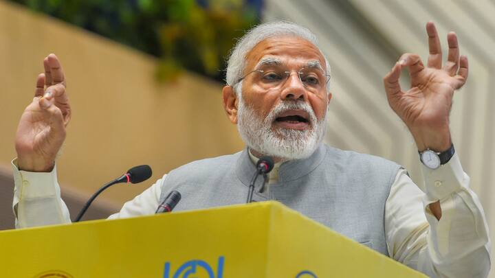 વડાપ્રધાને કહ્યું કે, ‘સરદાર પટેલ પર તેઓને એટલી બધી નફરત છે કે હવે સ્ટેચ્યૂ પર પણ ગાળાગાળી કરી રહ્યા છે. તેમણે જણાવી દીધું કે મેડ ઈન ચાઈના છે અને તેની તુલના મેડ ઇન ચાઈના જૂતાં સાથે કરી દીધી.’