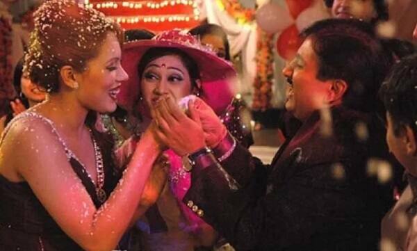 ‘તારક મહેતા કા ઉલ્ટા ચશ્મા’ સીરિયલના સેટ પર જ મુનમુને પોપટલાલનું પાત્ર ભજવતા કલાકાર શ્યામ પાઠક અને જેઠાલાલ એટલે કે દિલીપ જોષીની હાજરીમાં કેક કાપી હતી.