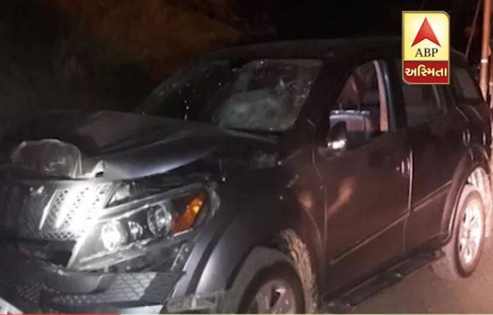  શુક્રવારે સાંજે એપલ કંપનીના બે ફોન ભારતમાં લોન્ચ કરવામાં આવ્યા હતાં. વિવેક તિવારી એપલ કંપનીના એરિયા મેનેજર હતા. તે મોડી રાતે ઓફિસથી નિકળ્યા હતા અને તેની સાથે તેની સહકર્મી સના પણ હતી. સનાને તે ઘરે છોડ્યા બાદ તે પોતાના ઘરે જવાનો હતો. રસ્તામાં પોલીસે તેને કાર રોકવા કહ્યું હતું, ગોળી મારનાર કૉન્સ્ટેબલ પ્રશાંતનું કહેવું છે કે, વિવેક કાર ભગાવવનો પ્રયાસ કર્યો હતો અને તેને મારી નાખવાના ઇરાદાથી બાઈક પર ગાડી ચઢાવી દીધી હતી. જેના બાદ કોન્સ્ટેબલે સ્વબચાવ માટે તેણે ગોળી ચલાવી હતી.