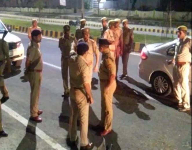  આ ઘટનાને લઈને યુપી પ્રશાસન પર અને પોલીસ પર સવાલો ઉઠી રહ્યા છે. સીએમ યોગી આદિત્યનાથે આ ઘટનાને દુખદ ગણાવતા કહ્યું કે, આ કોઈ એન્કાઉન્ટર નથી. જરૂર પડશે તો સીબીઆઈની તપાસ કરવામાં આવશે. સીએમ યોગી આદિત્યનાથ સરકારે પરિવારને 25 લાખ રૂપિયાની મદદ અને વિવેકની પત્નીને નોકરી આપવાની જાહેરાત કરી છે.