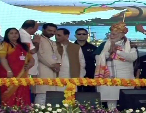 પીએ મોદીએ કહ્યું, કચ્છ દેશ અને દુનિયાનું આકર્ષણનું કેન્દ્ર બન્યું છે. દેશની સેવા કરવાનું કામ અને ગેસબેઝ ઈકોનોમી તરફ જવાનું છે. ગુજરાત જ નહીં દેશ માટે પણ આ ટર્મિનસ છે. નવી પેઢી આધુનિક ઈન્ફ્રાસ્ટક્ચર ઈચ્છે છે. ગુજરાતમાંથી જતો ગેસ ભવિષ્યમાં યુરિયાની આવશ્યકતાને પૂર્ણ કરશે. ભૂતકાળમાં ગેસ મેળવવા માટે નેતાઓના આંટાફેરા કરવા પડતાં હતા. સામાન્ય વ્યક્તિની જિંદગીમાં ગેસ આપ્યો છે. 