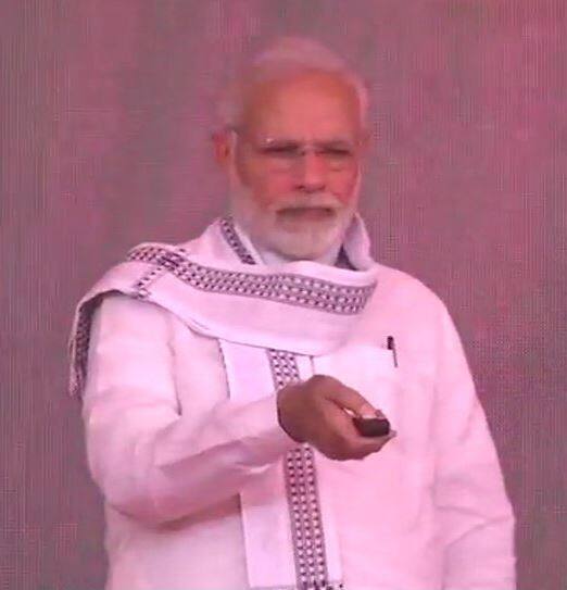 ભૂજ: પ્રધાનમંત્રી નરેંદ્ર મોદીએ અંજારના સતાપરમાં 5 હજાર કરોડના LNGના પ્રોજેક્ટનું લોકાર્પણ કર્યું હતું. પીએમ મોદીએ વિવિધ પ્રોજેક્ટનું ઉદ્ધાટન કરીને કચ્છવાસીઓને અનેક ભેટ આપી હતી. આંતર રાજ્યોને સાંકળતા કુદરતી ગેસ પરિવહનના સૌથી લાંબા ગેસ પાઈપલાઈન પ્રોજેક્ટનું ખાતમુહૂર્ત કર્યું હતું. સતાપરમાં GETCOના પ્રોજેક્ટના ઉદ્ઘાટનની સાથે GETCOના વિવિધ નાના સબ સ્ટેશનનું ભૂમિપૂજન પણ કરવામાં આવ્યું હતુ. 