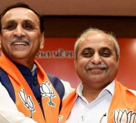 લેટરમાં લખ્યુ છે કે, તમે સરદાર પટેલની પ્રતિમાં બનાવો એનો અમને વિરોધ નથી, પણ તમે મત લેવા રાજનીતિ કરો છો એ સમાજને ખબર છે. આમ પાટીદાર સમાજના શ્રી સરદાર પટેલ સેવાદળ ગ્રુપ દ્વારા લેટર લખી સરકાર પર ચાબખા માર્યા હતા.