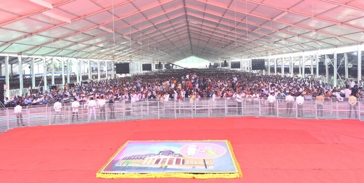 પીએમ મોદી સાથે રાજ્યપાલ ઓપી કોહલી, મુખ્યમંત્રી રૂપાણી અને નાયબ મુખ્યમંત્રી નીતિન પટેલ સાથે રહ્યાં હતાં
