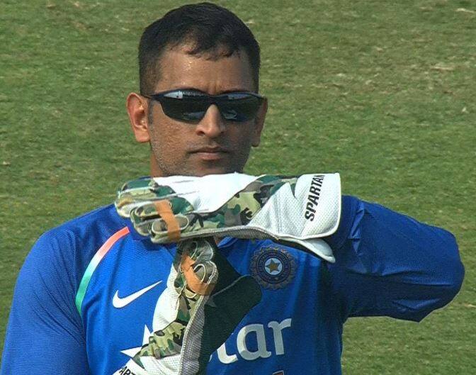 પ્રસાદે જણાવ્યું કે, ભારતે દુબઈમાં એશિયા કપ જીત્યો આગામી વર્ષે વર્લ્ડ કપ યોજાવાનો છે અને આ ખિતાબ જીતવો ખાસ મહત્વનો છે. રિષભ પંત તેની ઇનિંગની રાહ જોઈ રહ્યો છે, પરંતુ ધોનીના વિકેટકિપિંગનો હજુ પણ કોઈ જવાબ નથી. તેણે રન બનાવવાની જરૂર છે.