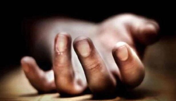 સુરેન્દ્રનગરના ચુડા તાલુકાનાં વેજલકા ગામના ખેડૂતે રવિવારે આપઘાત કરી લેતા ચકચાર મચી હતી. પ્રાથમિક તારણમાં કહેવામાં આવી રહ્યું છે કે ઝરમરિયા શંકરભાઇ મનજીભાઇ નામના ખેડૂતે ખેડૂતે ભાવનગરના સિહોરમાં સંબંધીના ખેતરમાં ઝાડ સાથે ગળે ફાંસો ખાઈ આત્મહત્યા કરી લીધી હતી. આપઘાત પાછળ પાક નિષ્ફળ જવાની ભીતિ હોવાનું કહેવામાં આવી રહ્યું છે. 