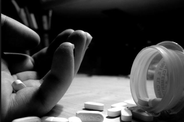 એક તરફ ઓછા વરસાદ તો બીજી બાજુ સરકારની ઉપેક્ષાને કારણે રાજ્યના ધરતીપૂત્રો હાલત દયનીય બની છે. થોડા સમય પહેલા જ અમરેલીના ધારી તાલુકાના વાવડી ગામે પાક નિષ્ફળ જવાના ડરે એક ખેડૂતે આપઘાત કરી લીધો હતો. 