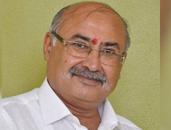 જોકે આ ઘટનાક્રમ પછી ભુગર્ભમાં ઉતરી ગયેલા ભાનુશાલીએ આ કાર્યક્રમમાં એકાએક પ્રગટ થઈને રાપરના પૂર્વધારાસભ્ય પંકજ મહેતાની બાજુમાં સ્થાન જમાવતાં ઉપસ્થિતોમાં ગણગણાટ છવાયો હતો. જયંતિ ભાનુશાળીને વીઆઈપીમાં સ્થાન આપવામાં આવ્યું હતું. 