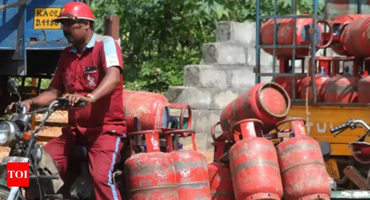 હવે ઓક્ટોબરમાં કસ્ટમરના ખાતામાં 376.60 રૂપિયા પ્રતિ સિલીન્ડર સબસિડી જમા કરવામાં આવશે જે 2018માં 320.49 રૂપિયા કરવામાં આવતી હતી. 