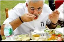 રૂપાણી-નીતિન પટેલને બહાર બેસાડીને નરેન્દ્ર મોદી પ્લેનની ખાસ ચેમ્બરમાં એકલા શું જમ્યા? જાણો વિગત