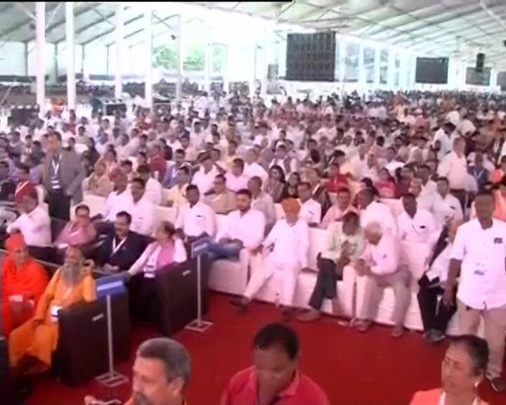 રવિવારે મોદી મોગરમાં જાહેર જનતાને સંબોધવાના હોવાની જાણકારી મળતા ખેડા જિલ્લાના કાલસર ગામનાં રેખાબેન એચ. રાવલજી (55 વર્ષ) ખાસ કાલસરથી મોગરમાં જાહેર સભામાં નરેન્દ્ર મોદીના પ્રચનને સાંભળવા માટે આવ્યાં હતાં. 