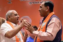 રૂપાણી-નીતિન પટેલને બહાર બેસાડીને નરેન્દ્ર મોદી પ્લેનની ખાસ ચેમ્બરમાં એકલા શું જમ્યા? જાણો વિગત