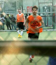 મહેન્દ્ર સિંહ ધોની અને નિક જોનાસ વચ્ચે રમાઇ ફૂટબૉલ મેચ, જાણો કોણ જીત્યુ