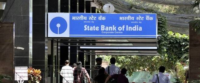 એસબીઆઈ શાખાઓને મોકલવામાં આવેલ આદેશમાં કહેવામાં આવ્યું છે કે, બેંકોના એટીએમ ટ્રાન્ઝેક્શનમાં થનારી છેતરપિંડીની મળતી ફરિયાદને ધ્યાનમાં રાખીને ડીજીટલ કેશલેસ ટ્રાન્ઝેક્શન વધારવાના ઉદ્દેશથી રોકડ ઉપાડની મર્યાદા ઘટાડવાનો નિર્ણય કર્યો છે. ક્લાસિક અને મેસ્ટ્રો પ્લેટફોર્મ પર જારી કરવામાં આવેલ ડેબિટ કાર્ડની ઉપાડ મર્યાદામાં ઘટાડો કરવામાં આવ્યો છે. રોકડ ઉપાડની મર્યાદામાં આ ઘટાડો તહેવાલ શરૂ થતાં પહેલા જ કરવામાં આવ્યો છે.