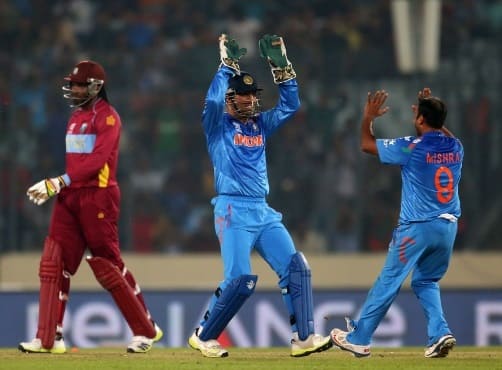  સ્ટેડિયમના પેવેલિયનની દર્શક ક્ષમતા 7200 છે. બંધારણ મુજબ આયોજકોને 720 ટિકિટ મળશે. પરંતુ ક્રિકેટ બોર્ડે 1300 ટિકિટ માગી. અહીંથી વિવાદ શરૂ થયો. એમપીસીએ નવા બંધારણનો હવાલો આપી બોર્ડના સીઈઓ રાહુલ જોહરી અને કમીટી ઓફ એડમિનિસ્ટ્રેટર્સને 3 ઈમેલ (8, 21 અને 24 સપ્ટેમ્બરે) મોકલી જવાબ માગ્યો. જવાબ ન આવતા એસોસિએશને મેચ નહીં કરાવવાનો નિર્ણય કર્યો. આ દરમિયાન બીસીસીઆઈના એક અધિકારીએ કહ્યું કે અમે મેચ શિફ્ટ કરવા નથી માગતા, પરંતુ ટિકિટને મુદ્દો બનાવાશે તો મેચ બીજી જગ્યાએ રમાશે.