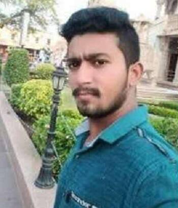 રવિવાર બપોરે 2 વાગ્યાના અરસામાં રવિ પોતાના ઘરે જમી પરવારીને ઊભો થયો હતો. ત્યાં કૃણાલે તેને ફોન કરી ચા પીવા માટે બોલાવ્યો હતો. રવિ ઘરની બહાર નિકળ્યો હતો ત્યાં કૃણાલ, કૌશિક સહીત અન્ય પાંચ હત્યારાઓએ રવિ પર તલવાર અને ખંજર વડે હુમલો કરતા તેને બુમા બૂમ કરી હતી. જેથી તેની બહેન ધર્મિષ્ઠા ઘરની બહાર આવતા હત્યારાઓ લોહીમાં લથપથ રવિને ખુલ્લી ગટરમાં ફેંકી ફરાર થઈ ગયા હતા.